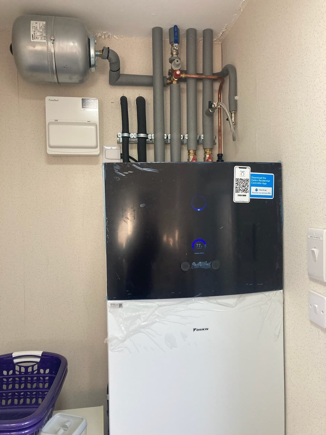 Heat pump controller and hot-water cylinder